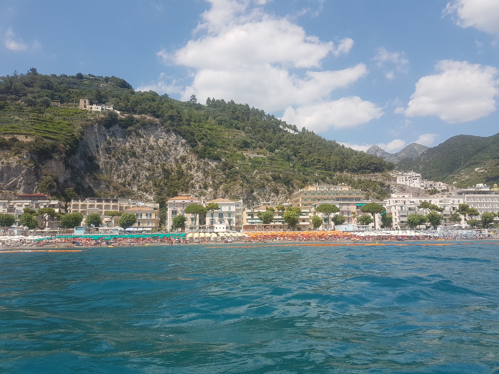 Foto di Spiaggia di Maiori circondato da montagne