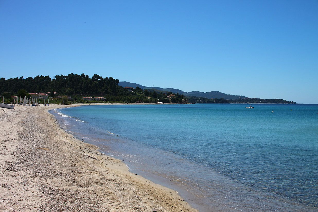 Foto di Tripotamos beach con una superficie del sabbia beige