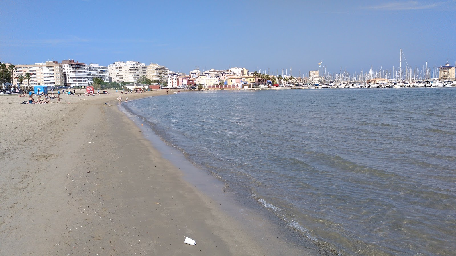 Photo de Playa Acequion avec l'eau bleu-vert de surface