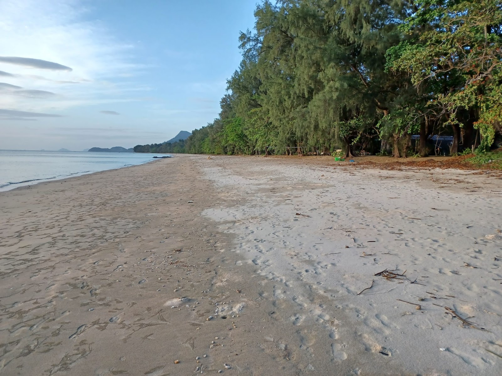 Valokuva Koh Jum Beachista. sisältäen pitkä suora