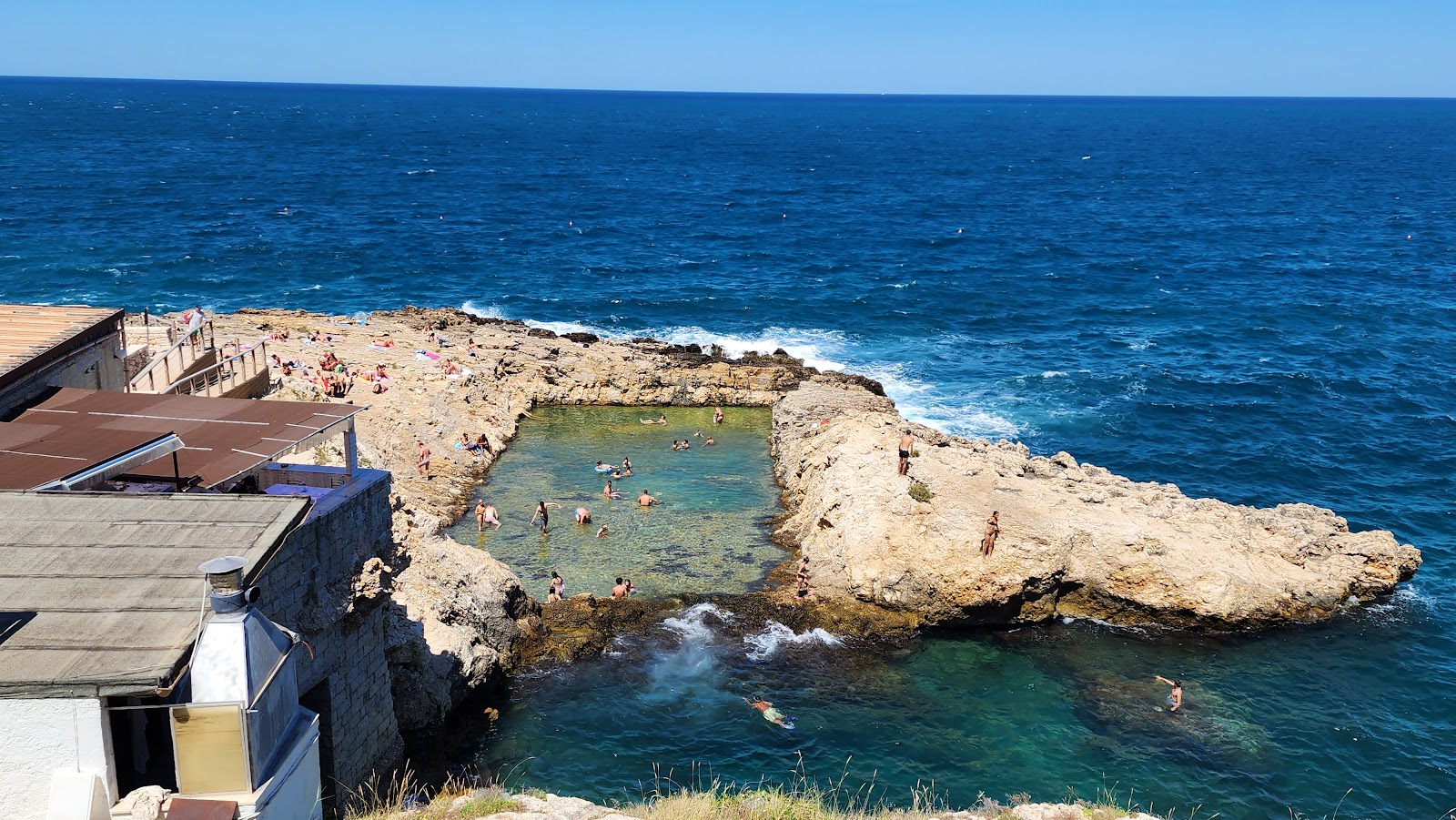 Foto von Grottone Beach-Polignano mit rocky shore Oberfläche