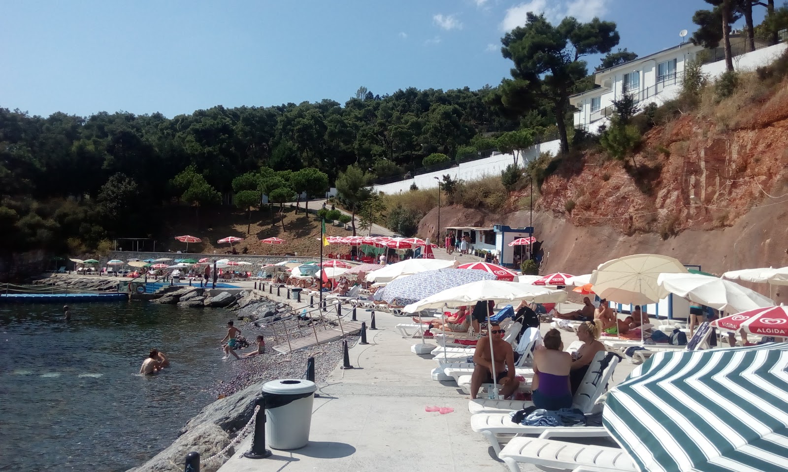 Foto di Heybeliada Beach con una superficie del superficie in cemento pavimentata
