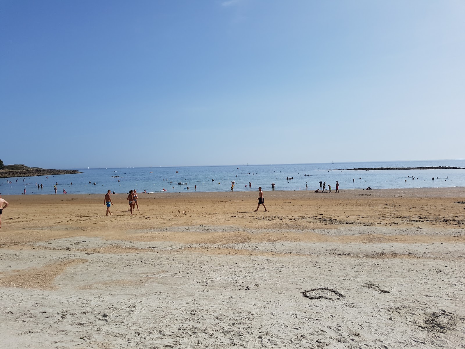 Fotografija Plage de Kervillen z svetel pesek površino