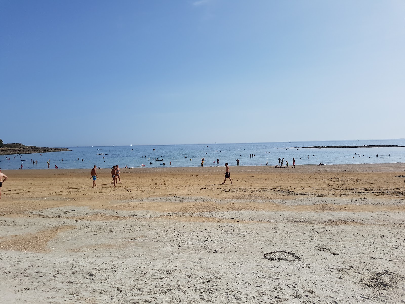 Valokuva Plage de Kervillenista. pinnalla beige iekka:n kanssa