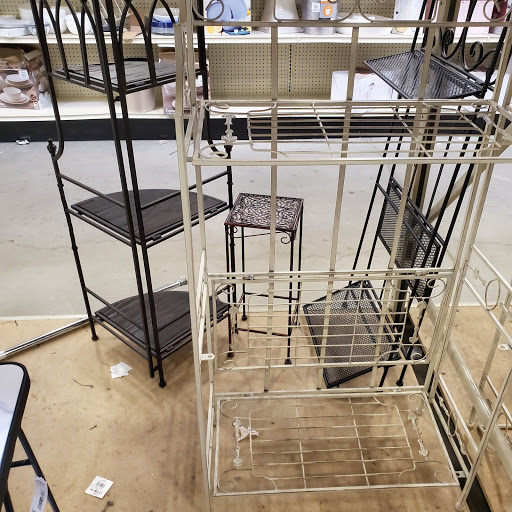 Home Goods Store «At Home», reviews and photos, 5901 Mercury Dr, Dearborn, MI 48126, USA