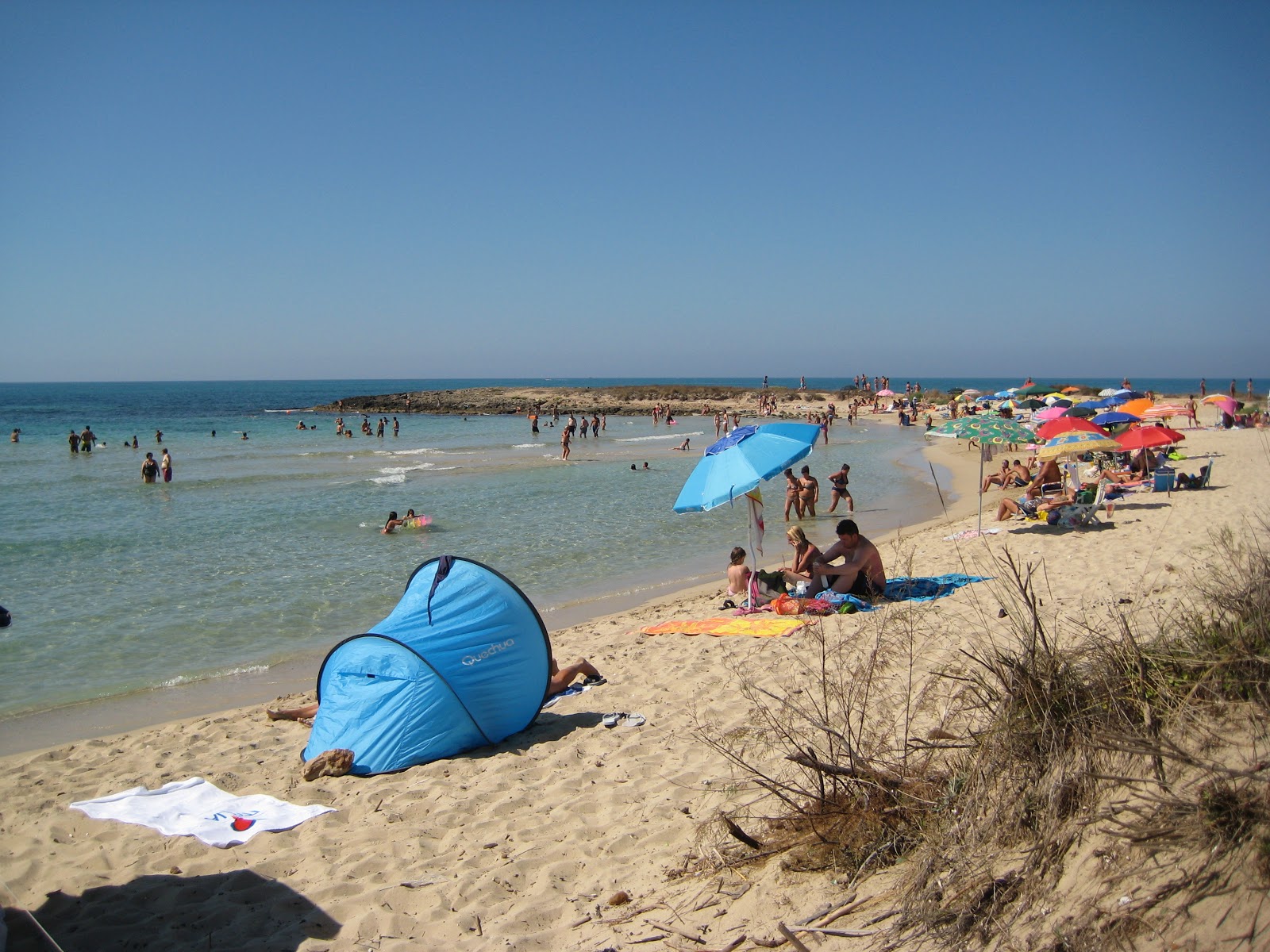 Foto von Punta Macolone beach mit reines blaues Oberfläche