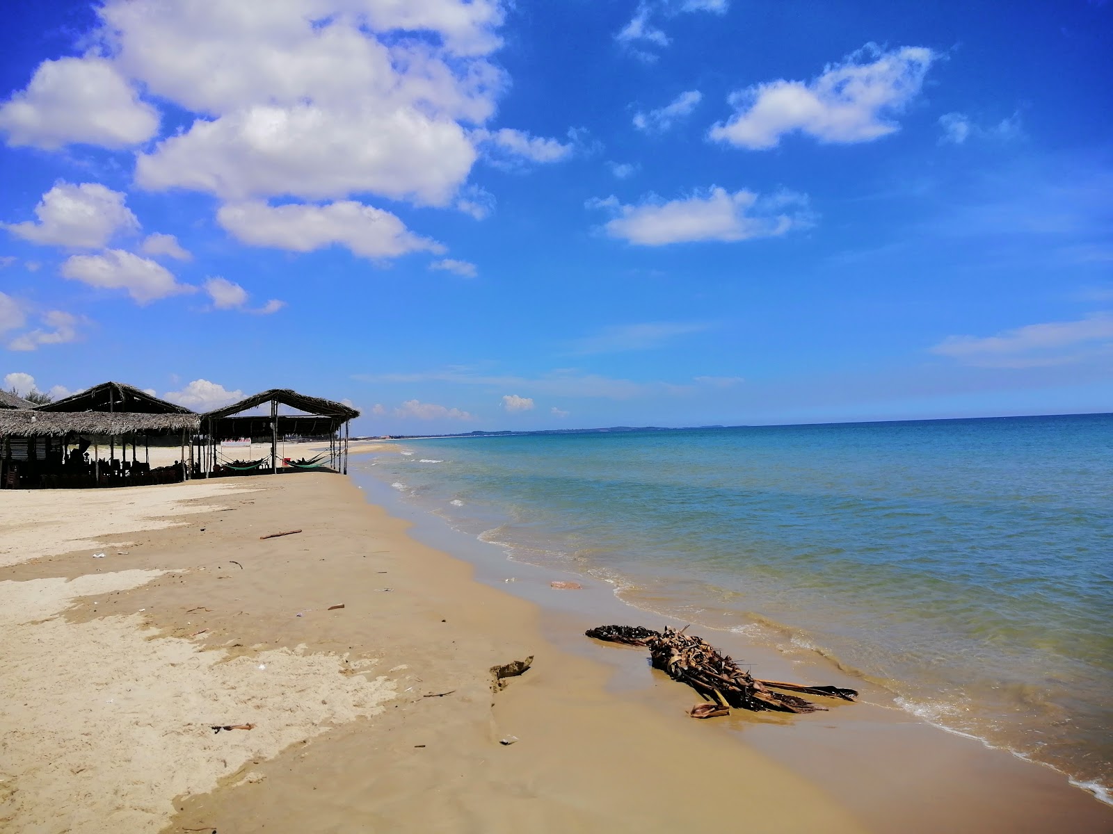 Foto van Khe Hai Beach met enigszins schoon niveau van netheid