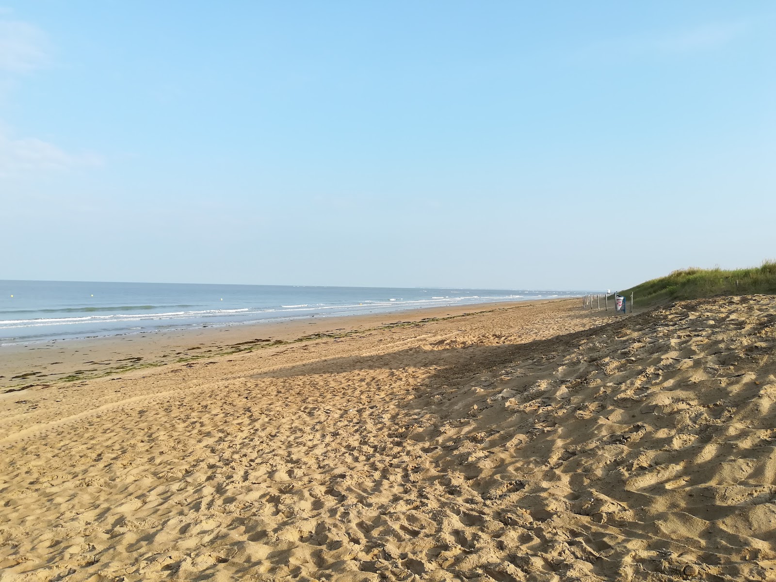 Fotografija Bergere beach z svetel pesek površino