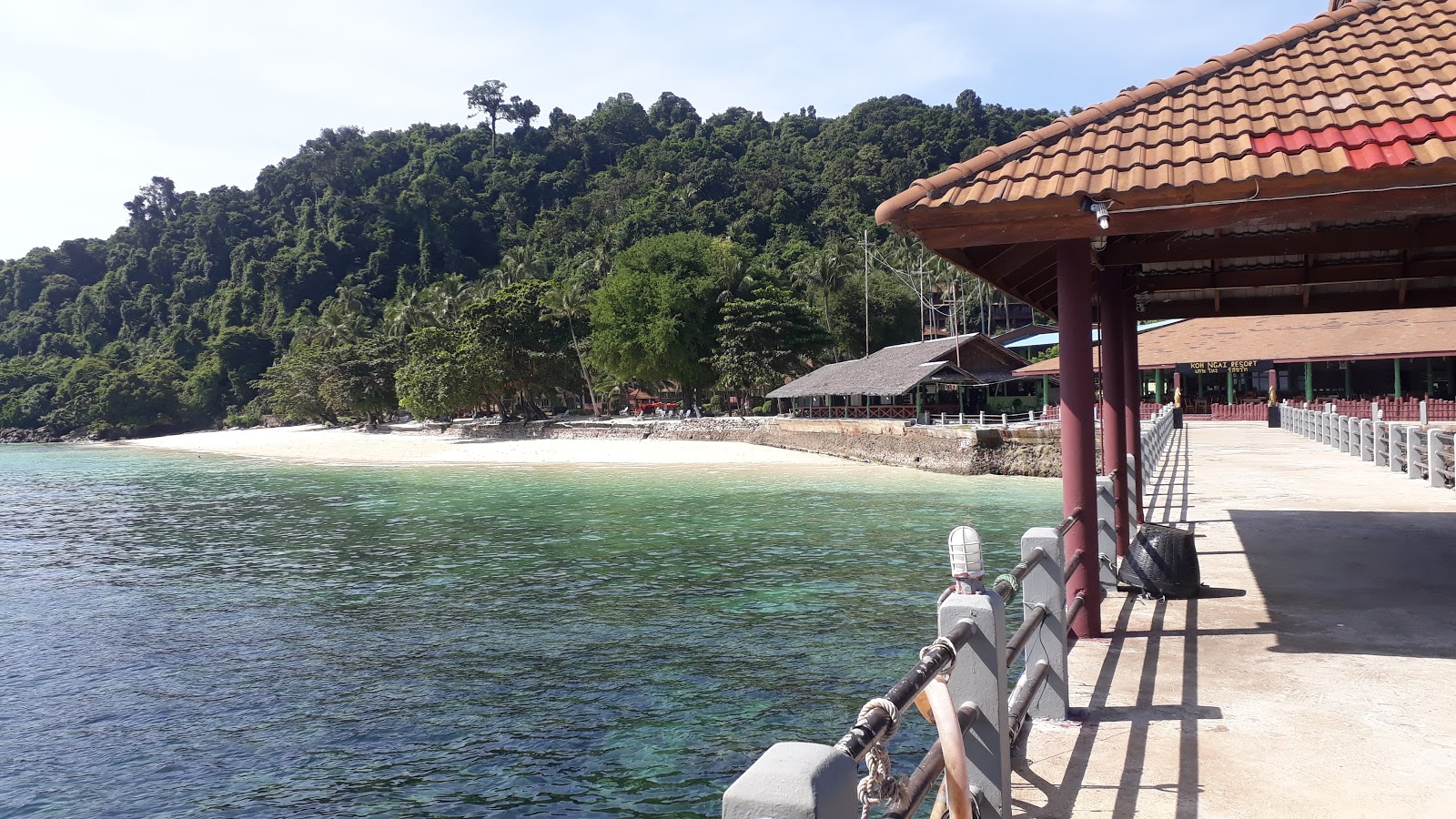 Foto van Koh Ngai Resort Beach omringd door bergen