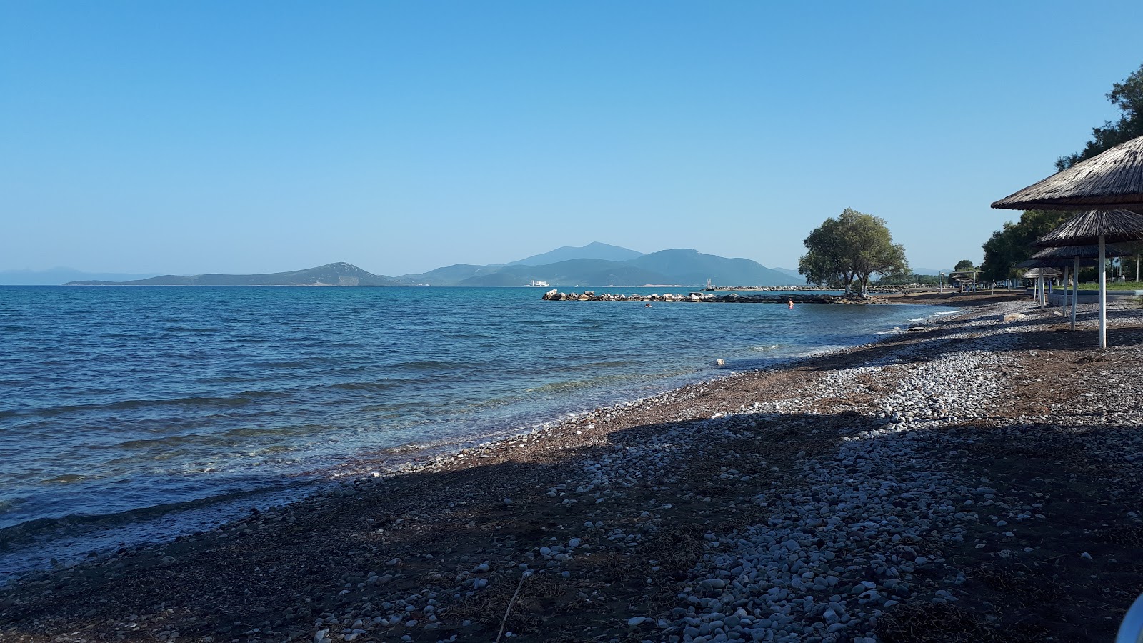 Zdjęcie Almirou beach z powierzchnią ciemny kamyk