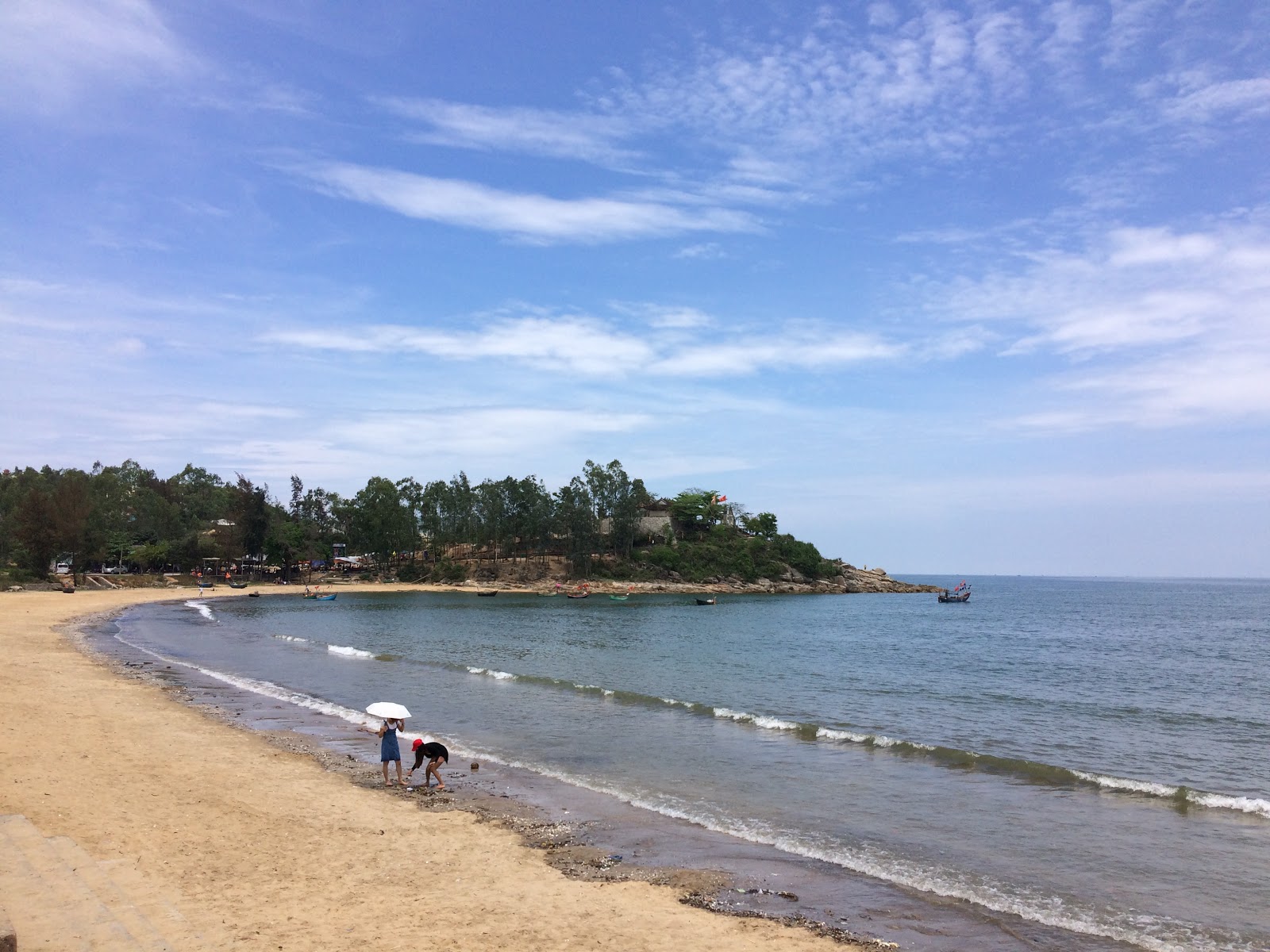 Φωτογραφία του Quynh Phuong beach με φωτεινή άμμος επιφάνεια