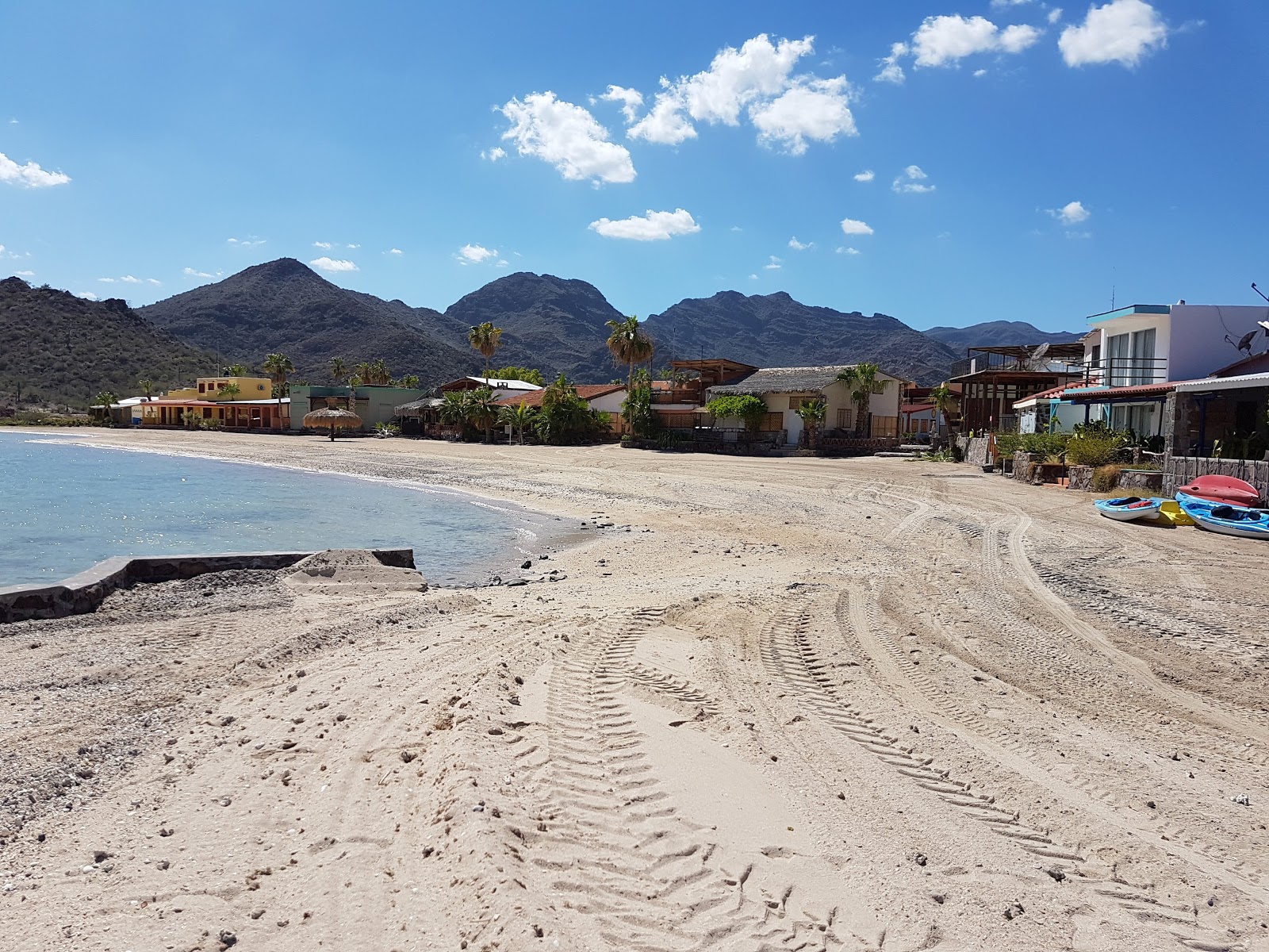 Foto av Playa Posada Concepcion omgiven av klippor