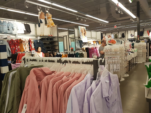 Clothing Store «Old Navy», reviews and photos, 19401 Alderwood Mall Pkwy, Lynnwood, WA 98036, USA