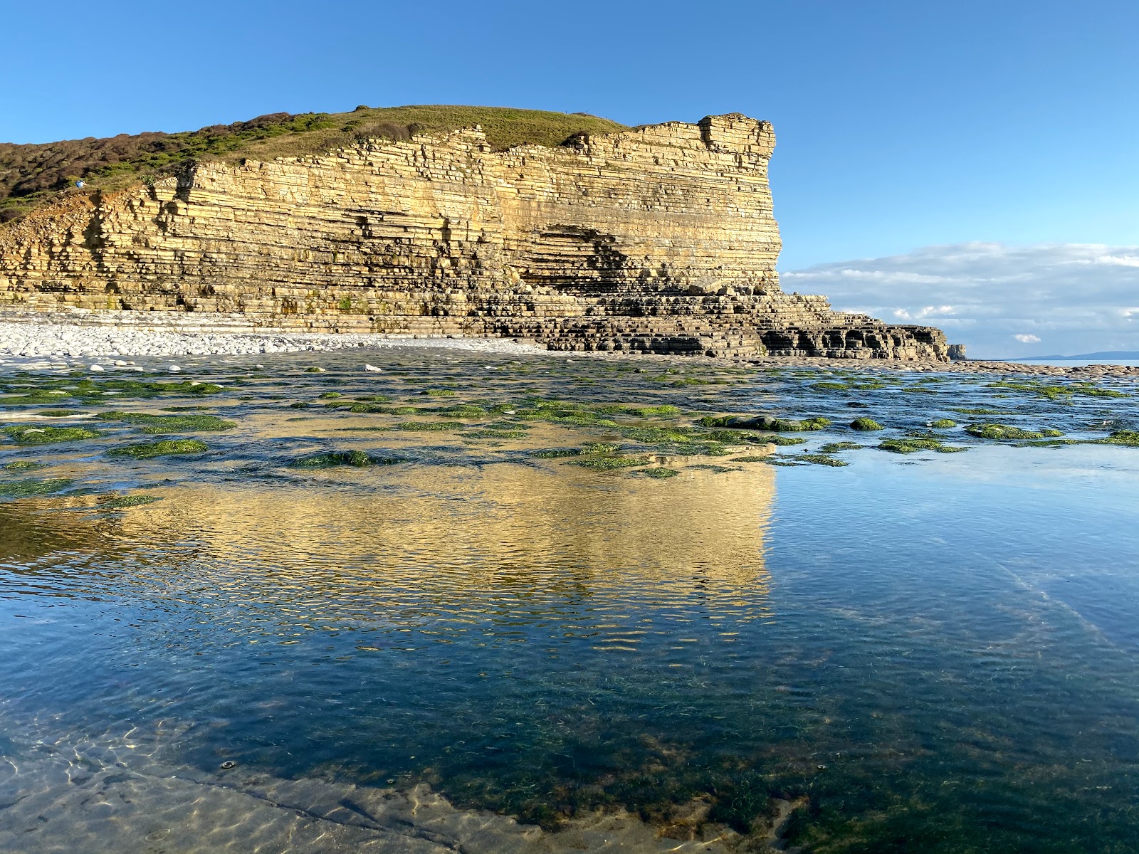 Zdjęcie Plaża Monknash z powierzchnią jasny piasek i skały