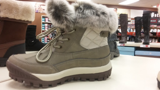 Shoe Store «Famous Footwear», reviews and photos, 4073 Richmond Rd, Warrensville Heights, OH 44122, USA