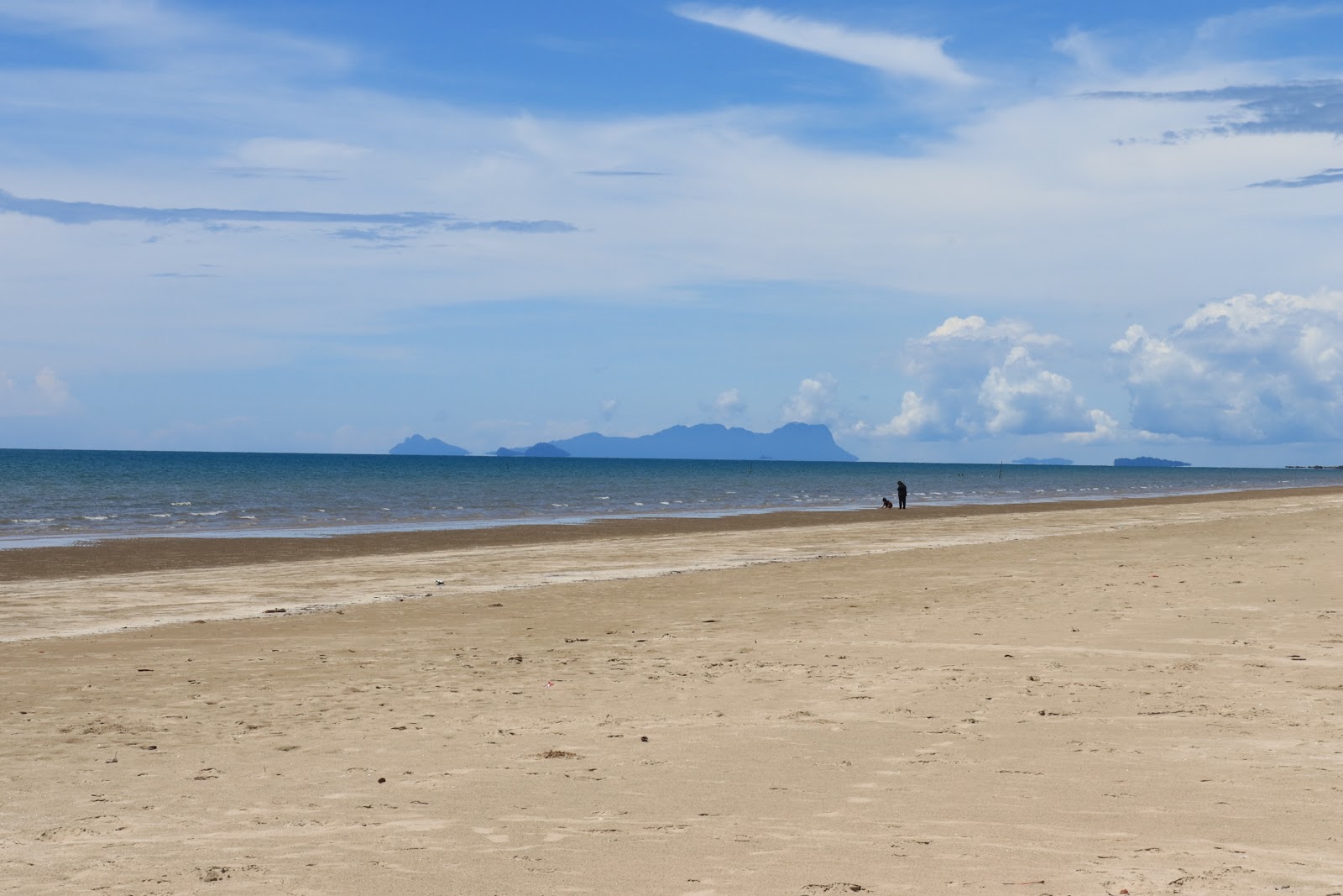 Foto de Pugu Lundu Beach con recta y larga