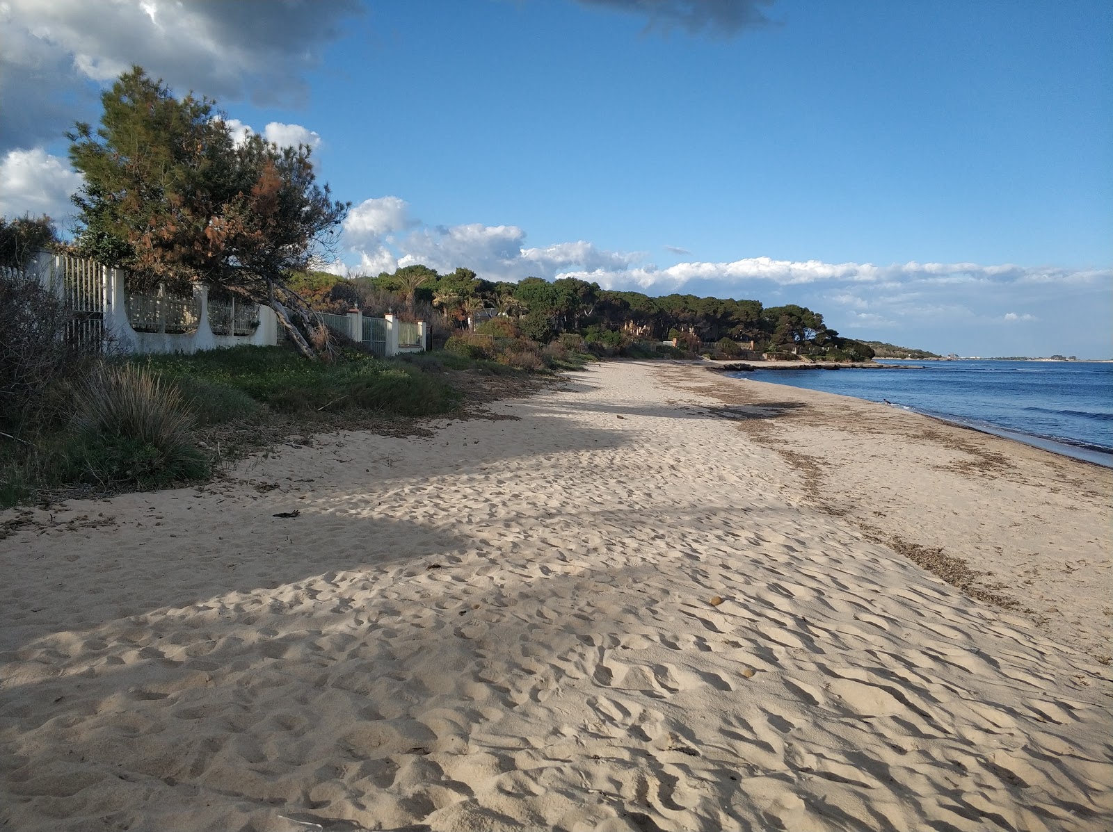 Valokuva Spiaggia Foxi e Saliista. pinnalla sininen puhdas vesi:n kanssa
