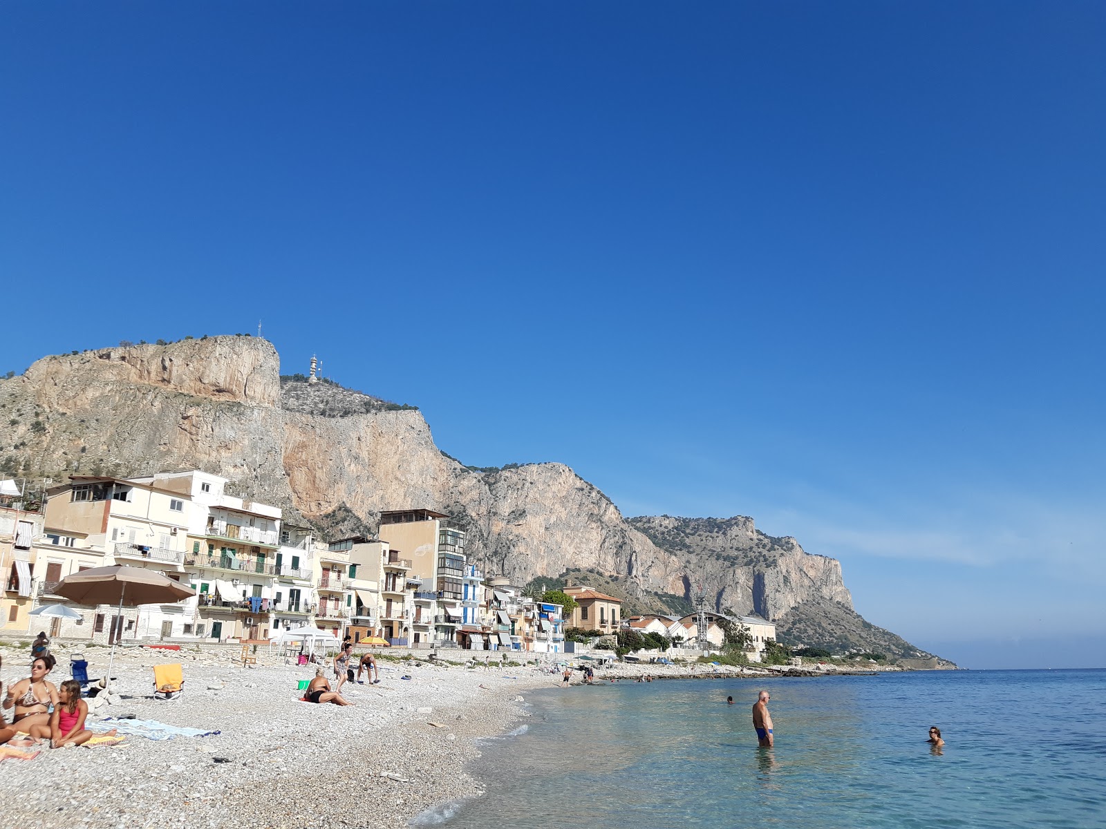 Foto van Spiaggia dell'Arenella met beige zand en kiezels oppervlakte