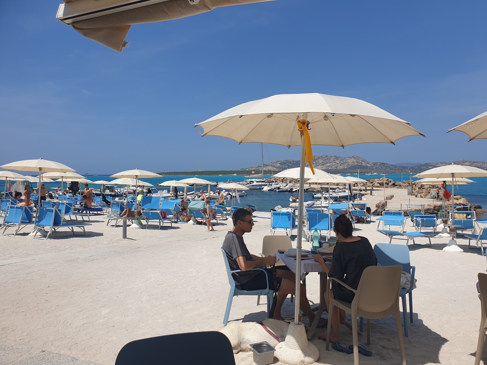 Fotografija Spiaggia del L'Ancora Porticciolo z modra čista voda površino