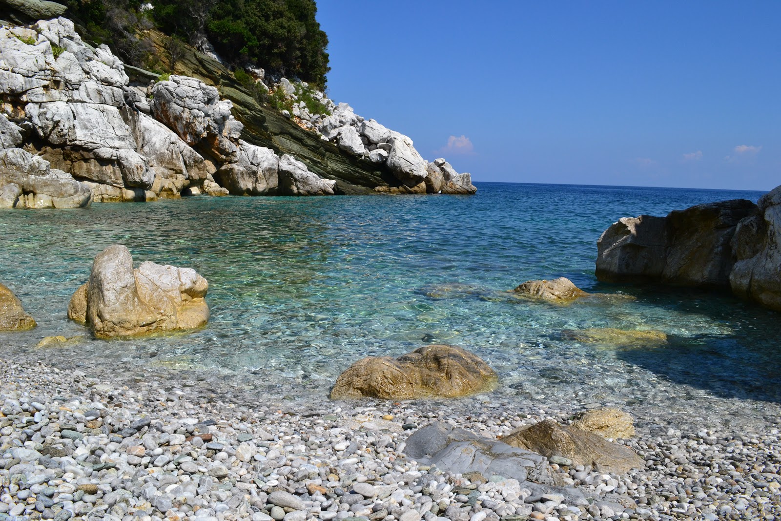 Photo de Petromelissa beach situé dans une zone naturelle
