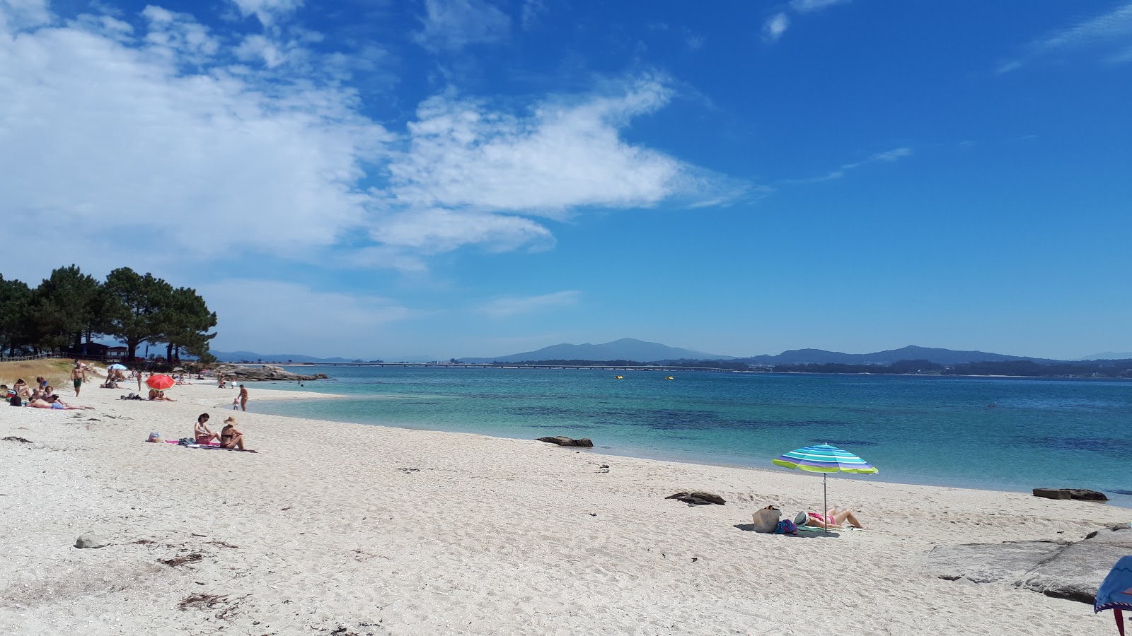 Fotografie cu Praia das Salinas cu o suprafață de nisip beige
