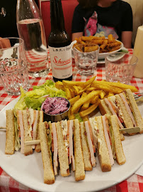 Club sandwich du Restaurant de hamburgers Schwartz's Deli à Paris - n°1