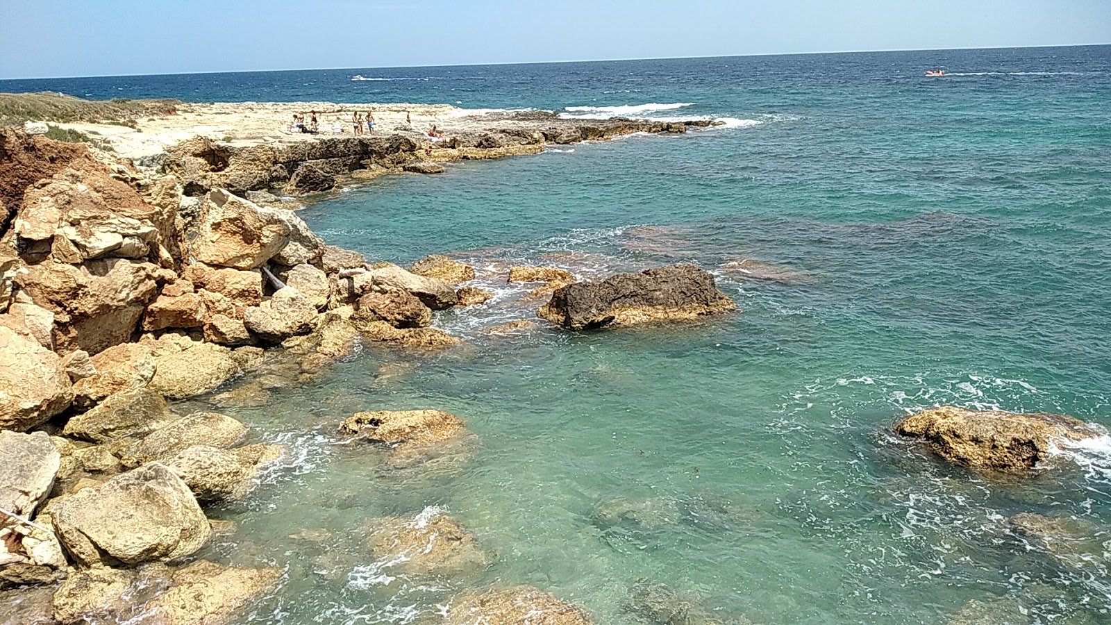 Fotografie cu Cattapignula beach cu o suprafață de teren stâncos