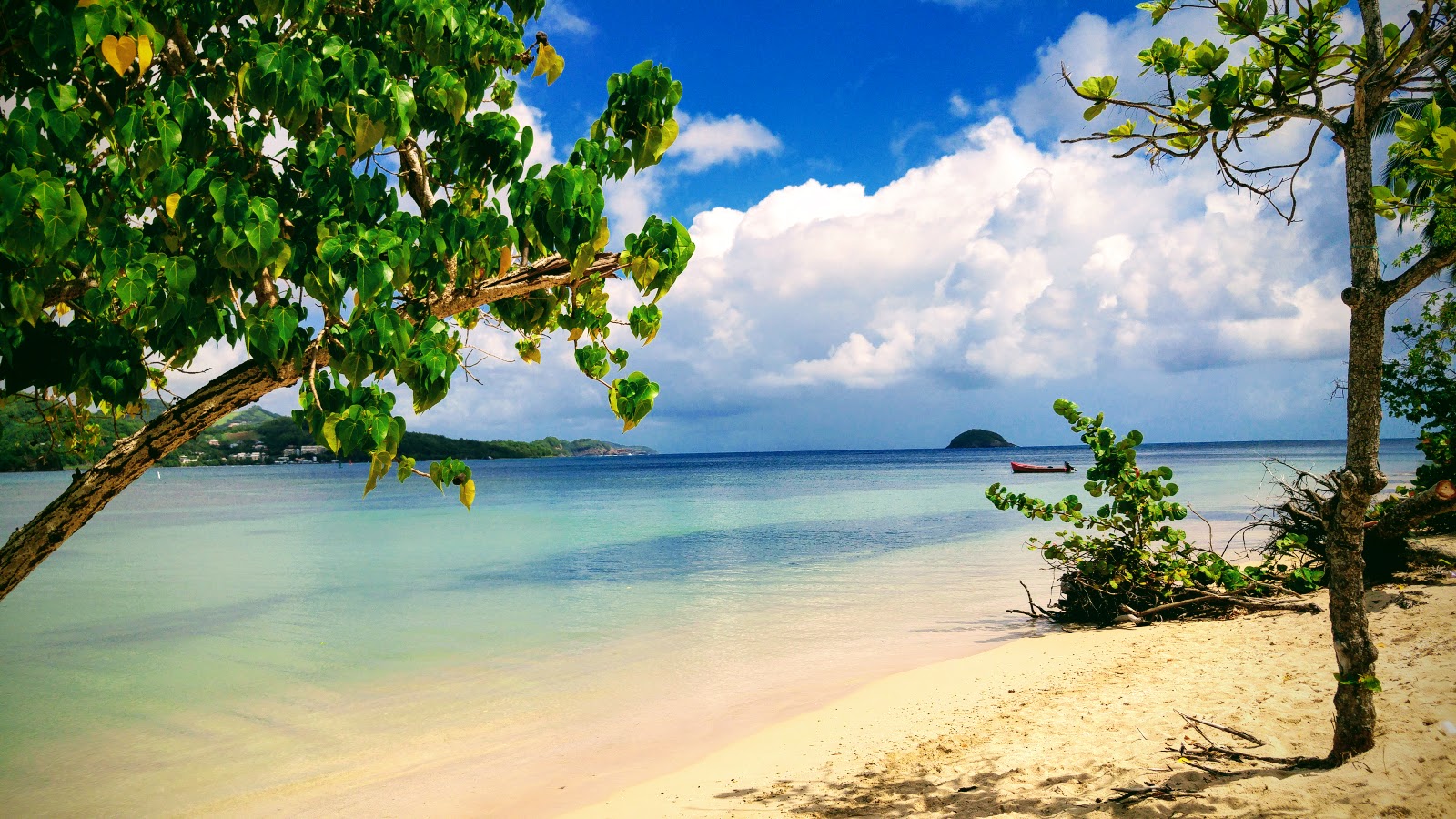 Kay Zanndoli beach的照片 带有碧绿色纯水表面