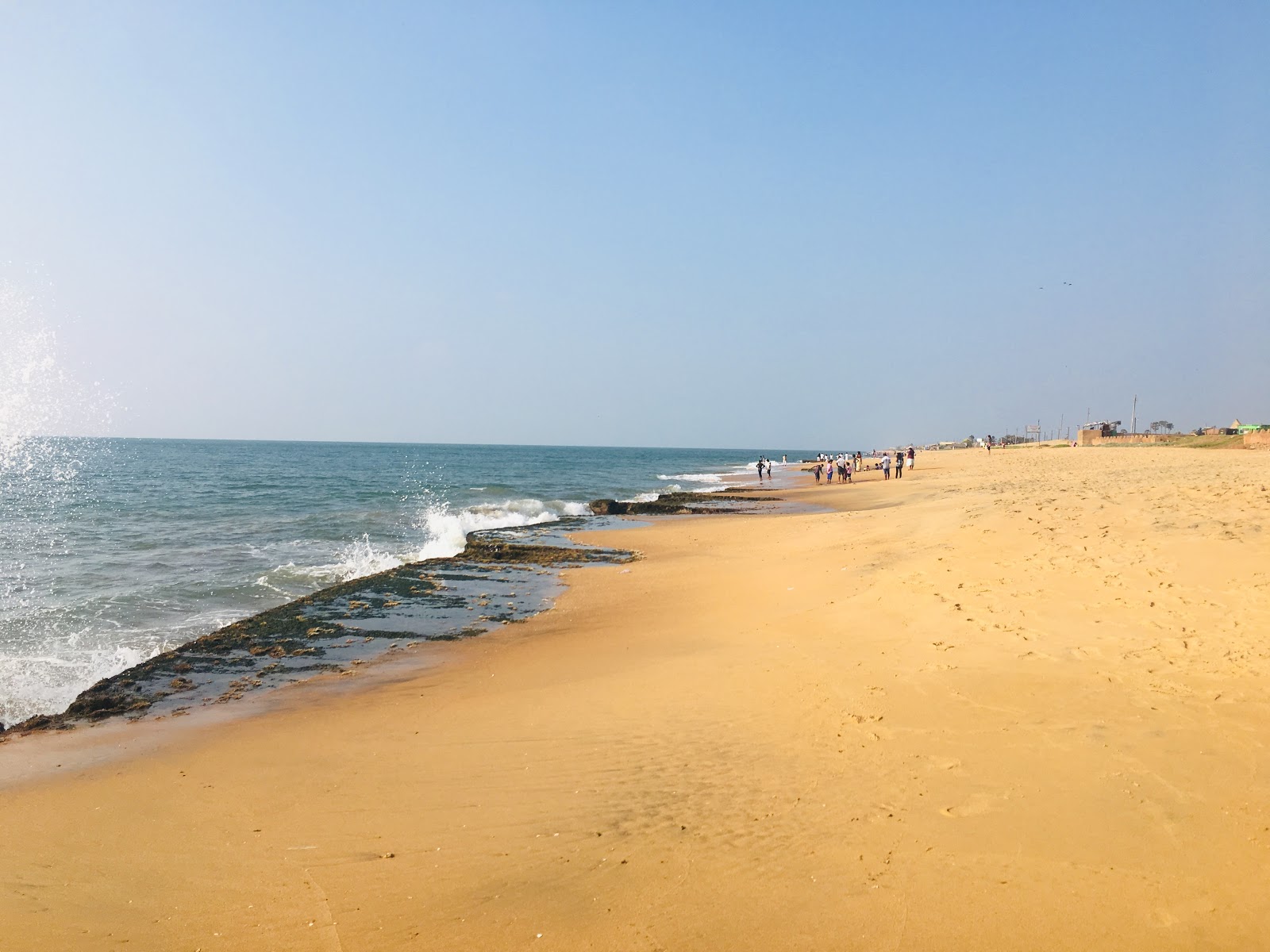 Fotografie cu Chilaw Beach Park cu o suprafață de nisip beige și pietre