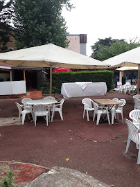 Atmosphère du Restaurant français Aux Pieds dans l'Eau à Rochetaillée-sur-Saône - n°10