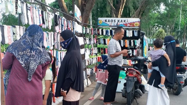 Markaz Kaos Kaki Emperan Ulee Lheu | Jual Kaos Kaki Murah Aceh Photo