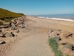 Foto von Mappleton Strand von Klippen umgeben
