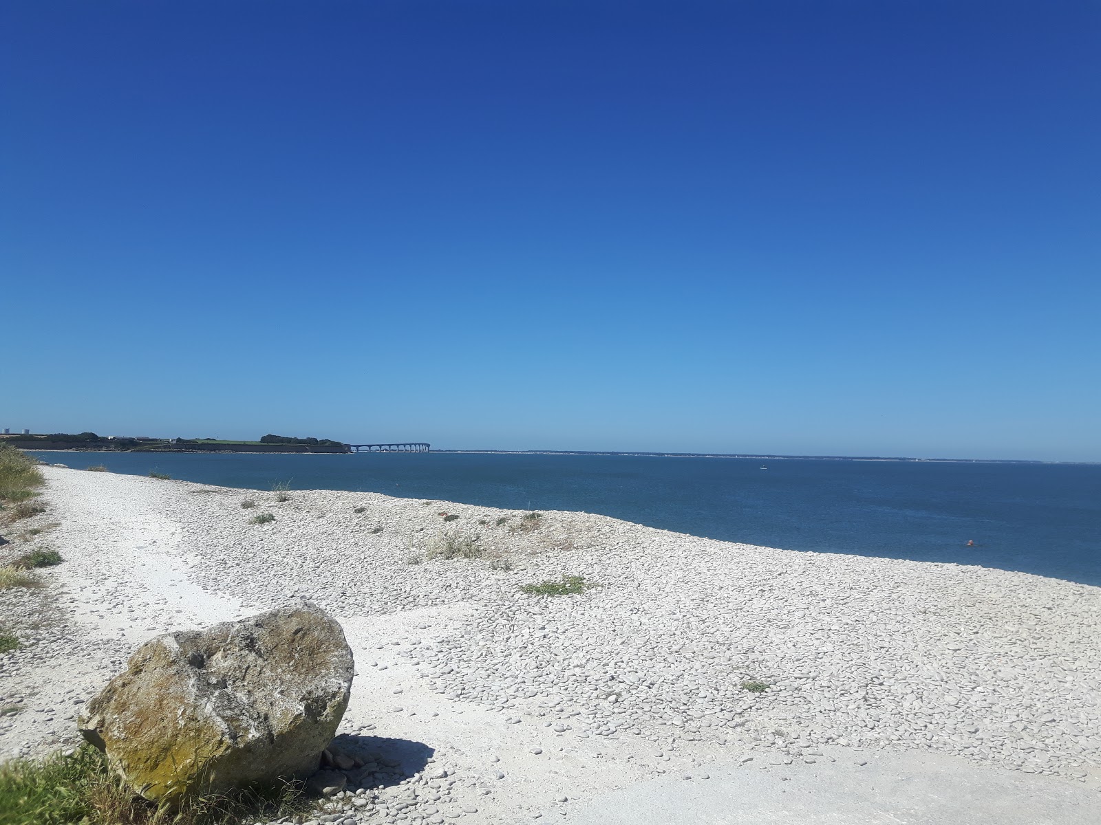 Foto di Plage de l'Anse de Pampin con una superficie del ciottoli beige
