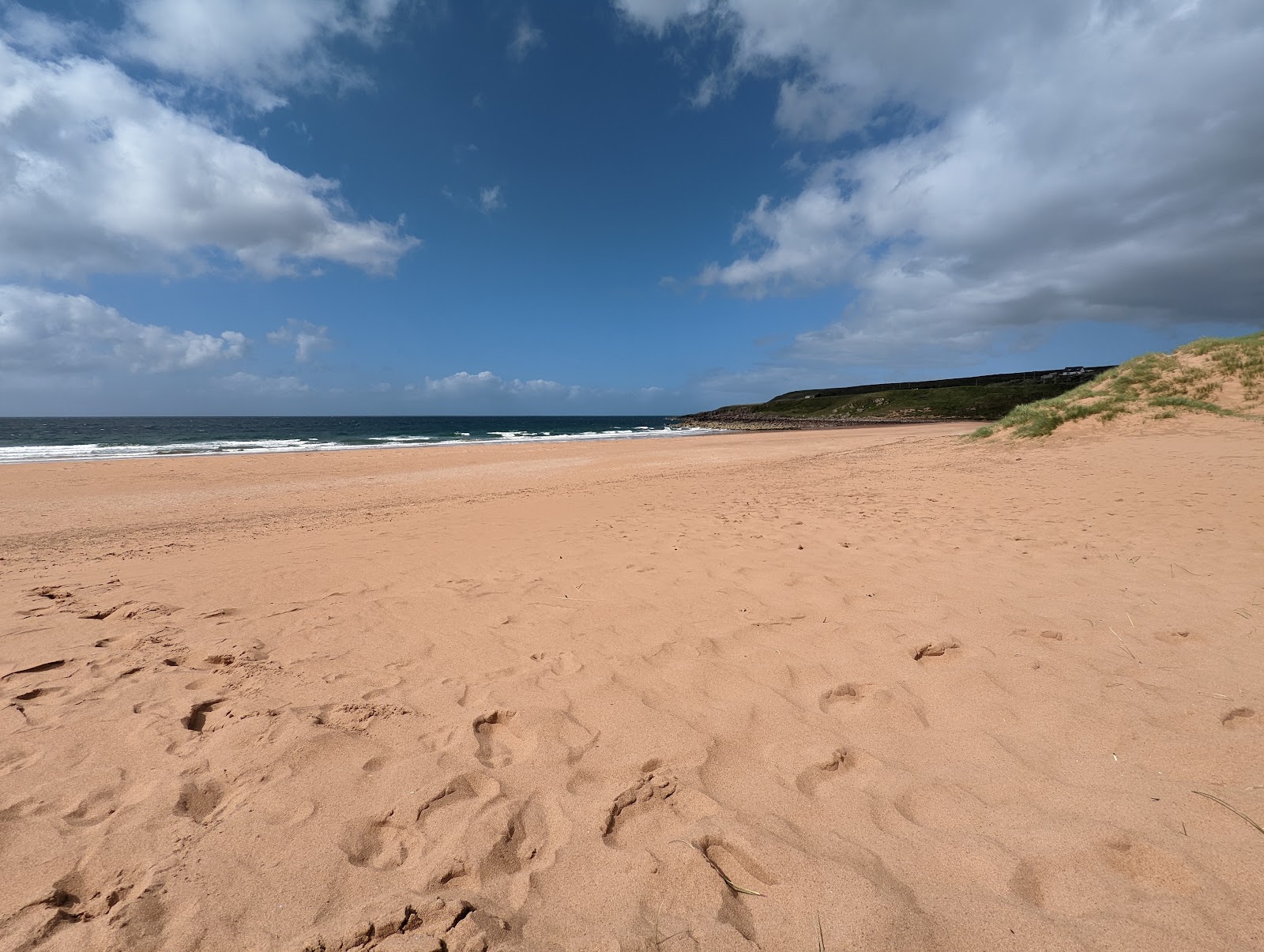Red point beach'in fotoğrafı geniş bir kıyı şeridi ile birlikte
