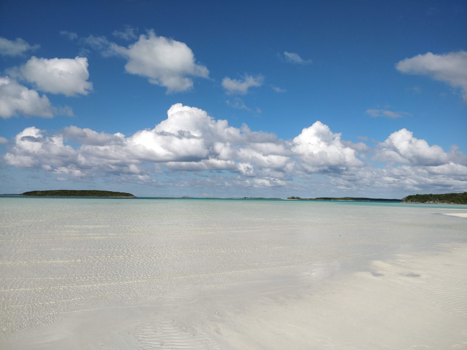 Fotografie cu Exuma Point beach cu o linie de coastă spațioasă