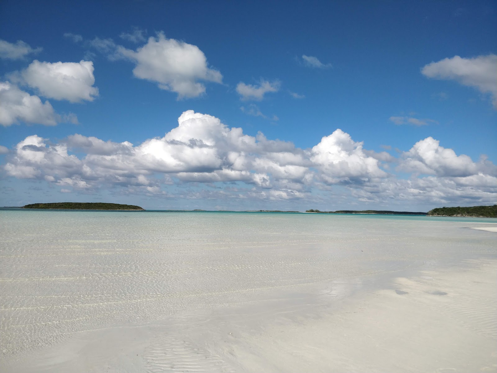 Valokuva Exuma Point beachista. pinnalla turkoosi puhdas vesi:n kanssa