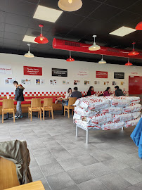 Atmosphère du Restaurant de hamburgers Five Guys Toulouse Blagnac - n°13