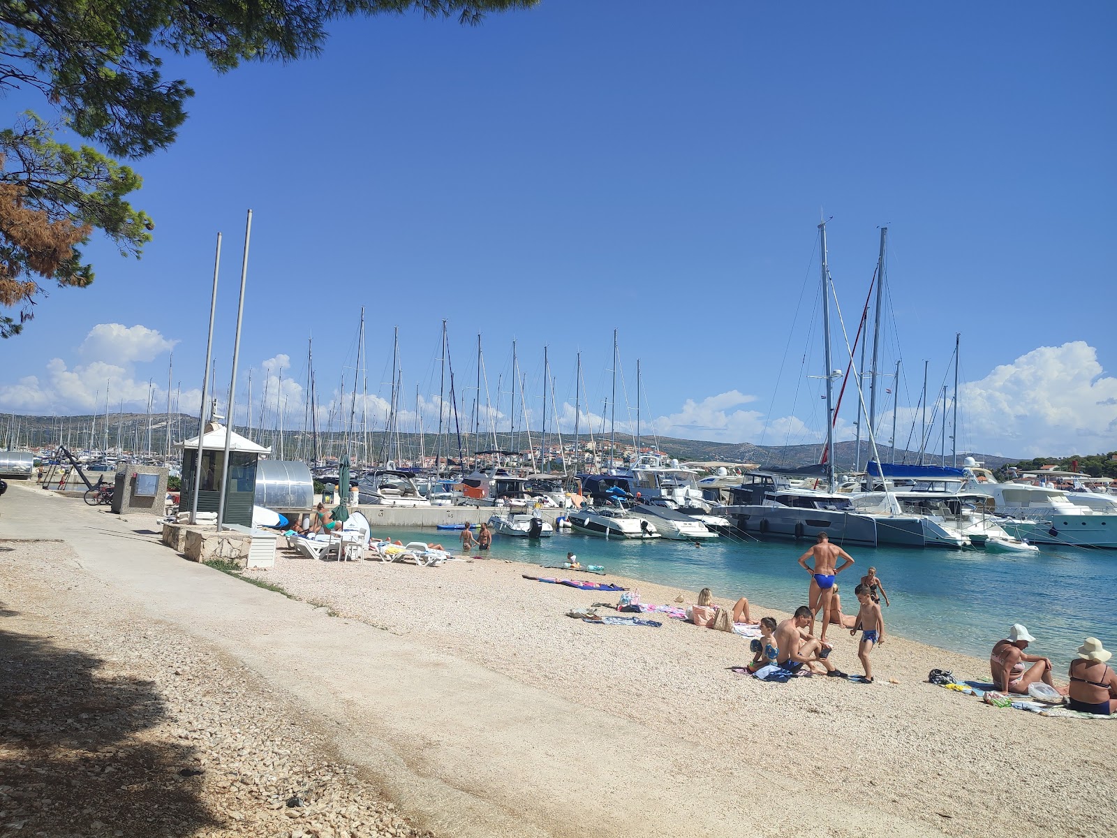 Foto von Marina Frapa Beach mit kleine, graue kiesel Oberfläche