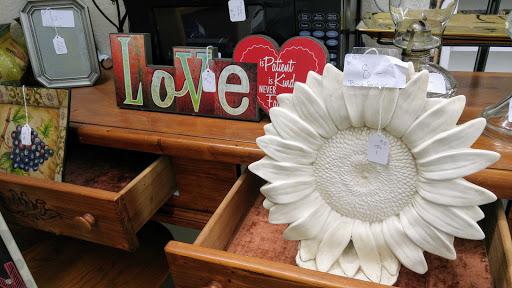 Thrift Store «Robins Roost Thrift Store», reviews and photos, 283 S 2nd St, Independence, OR 97351, USA