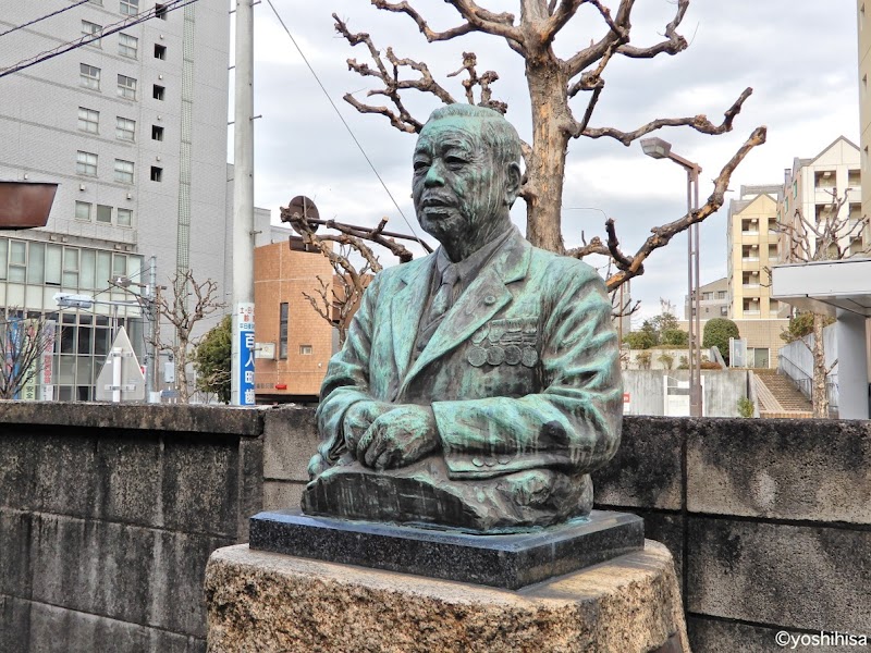 内田秀五郎氏の銅像