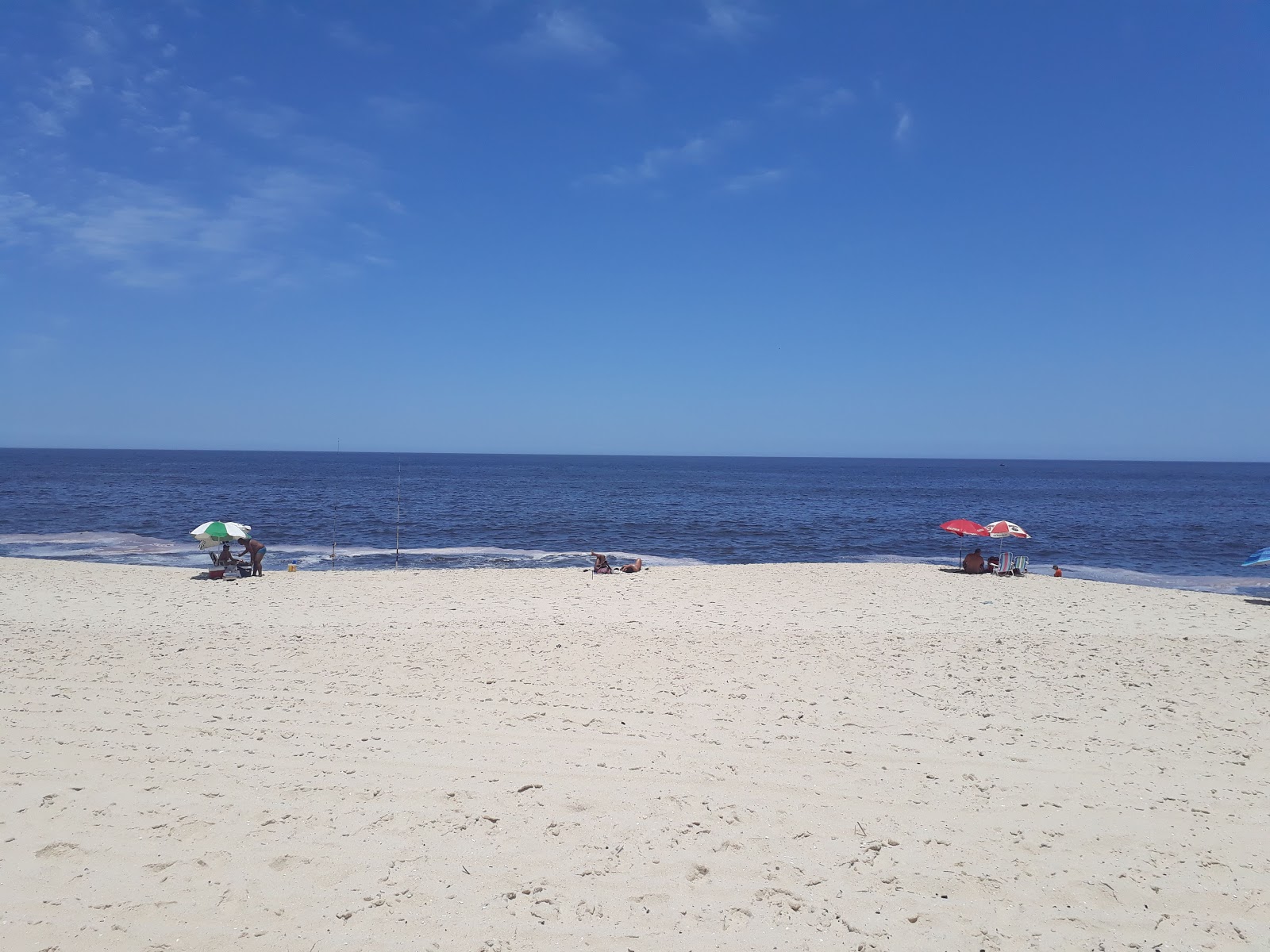 Foto von Praia de Itaipuacu von Klippen umgeben