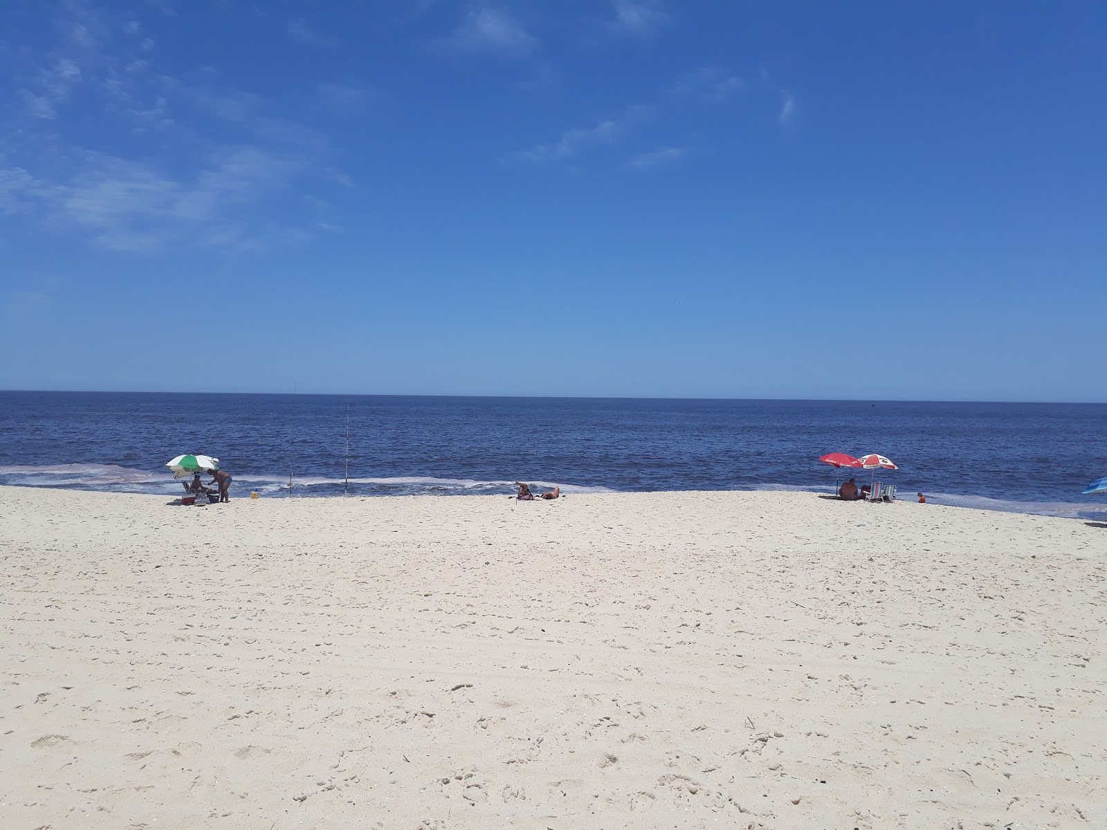 Foto de Praia de Itaipuacu e o assentamento