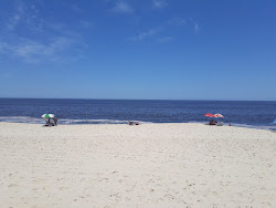 Foto von Praia de Itaipuacu von Klippen umgeben