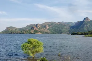 Thirumoorthy Dam Backwaters image