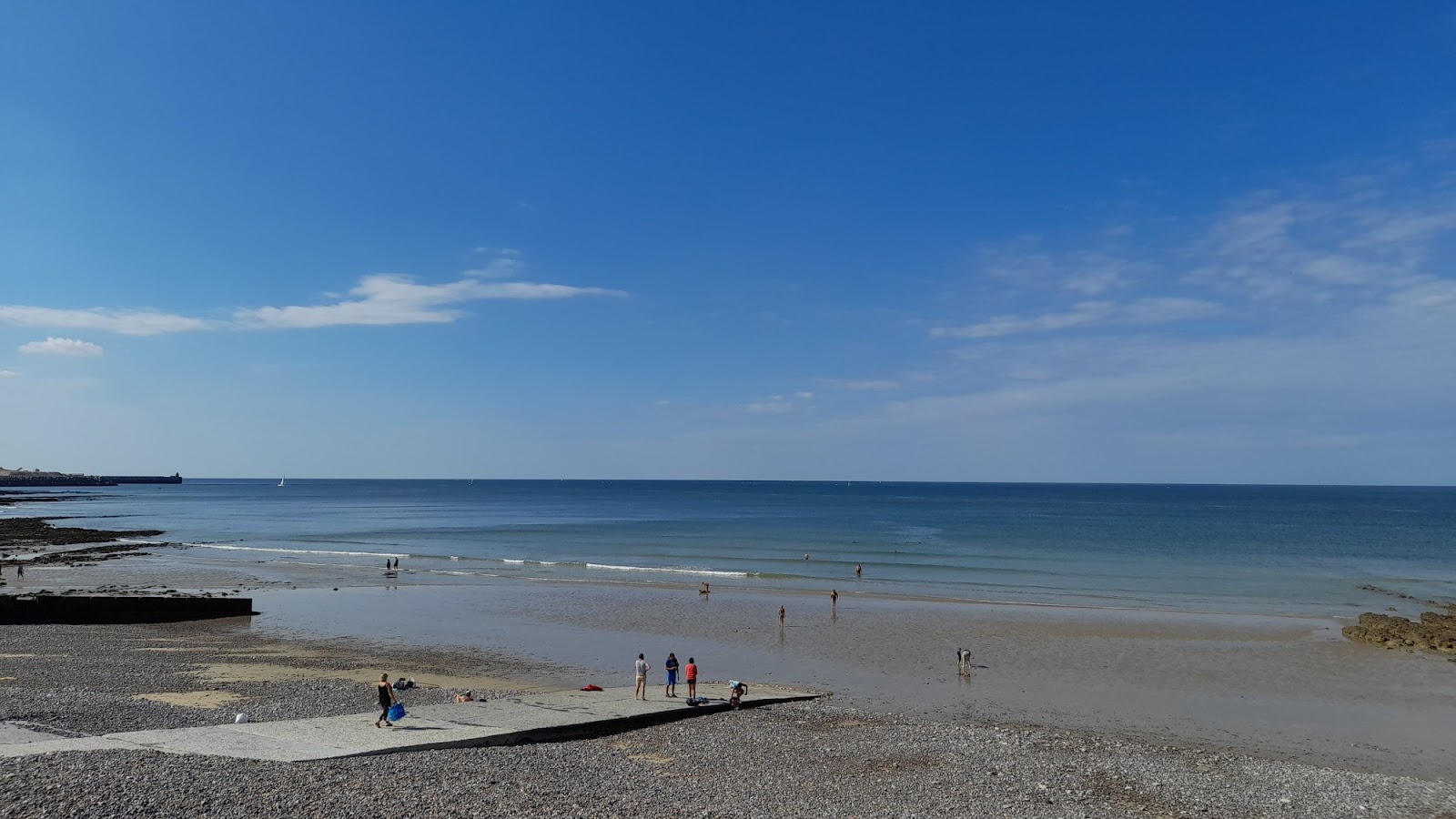 Foto di Plage de Puys con una superficie del ciottoli grigi