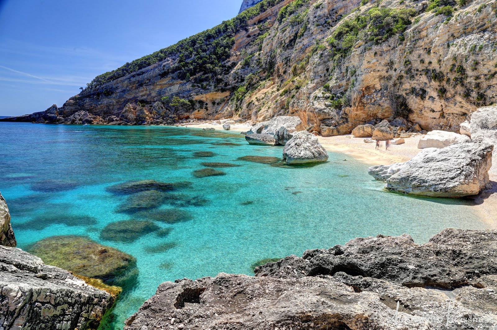 Foto von Cala Mariolu mit kleine, weiße kiesel Oberfläche