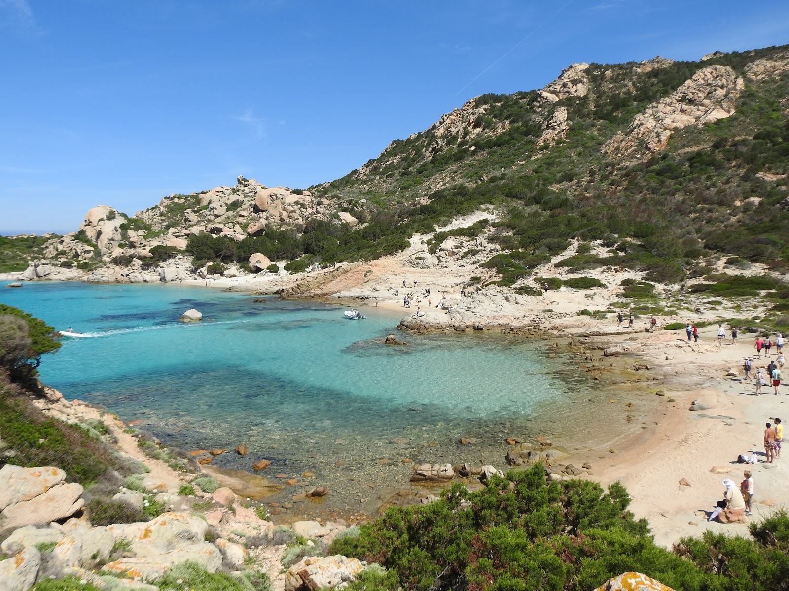 Foto de Cala Canniccio beach com areia brilhante superfície