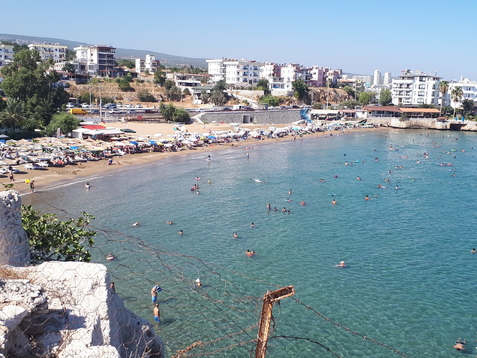 Zdjęcie Ayas beach z powierzchnią jasny, drobny piasek