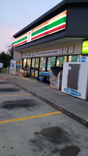 Convenience Store «7-Eleven», reviews and photos, 825 W Oakton St, Des Plaines, IL 60018, USA