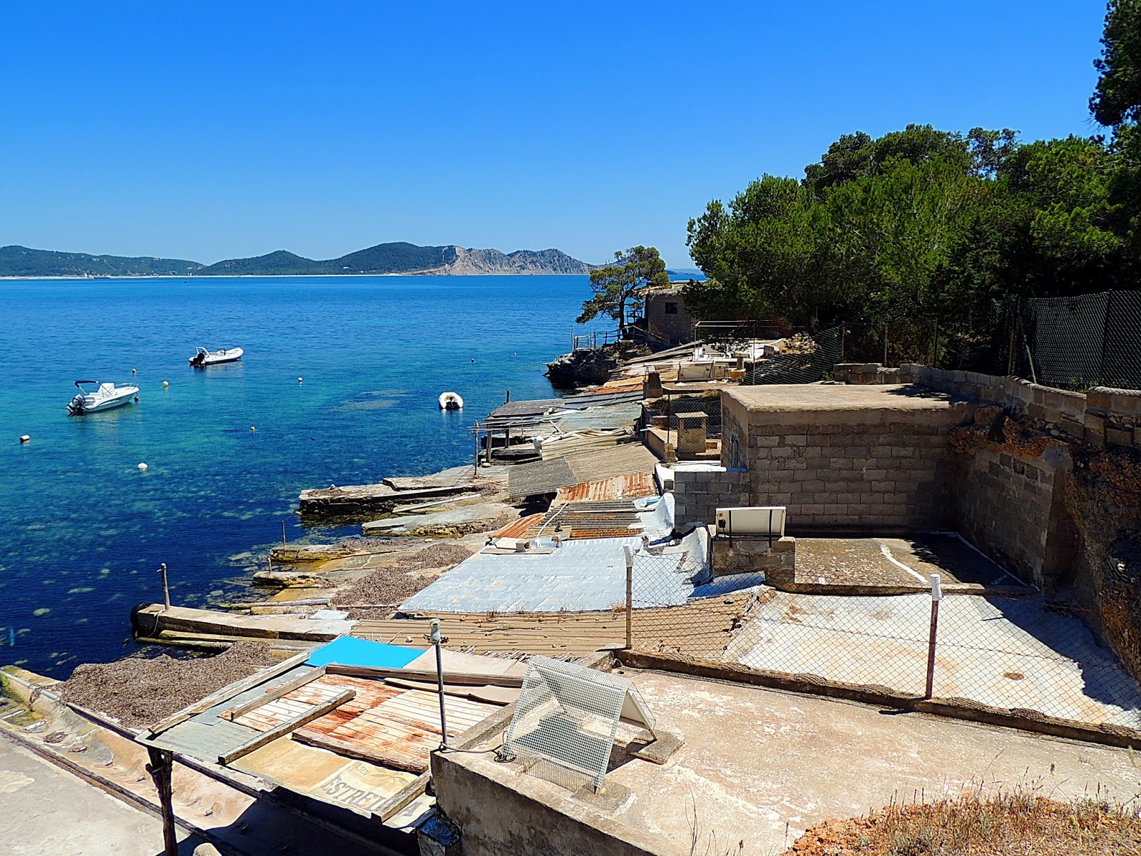 Photo de Playa Sa Caleta entouré de montagnes